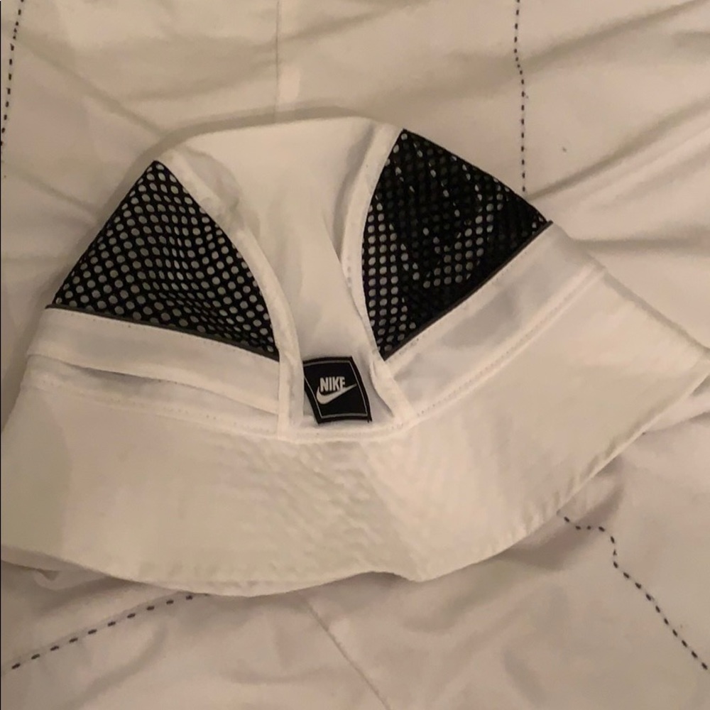 Adorable and functionable nike bucket hat!🖤🤍